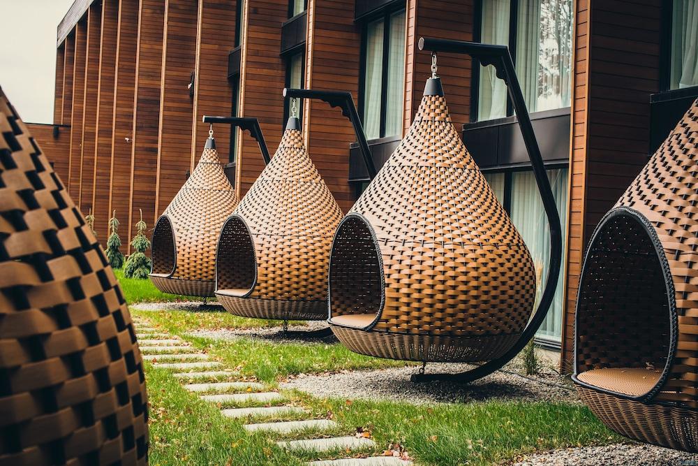 Otl Gouverneur Chicoutimi Exterior foto The resort's garden