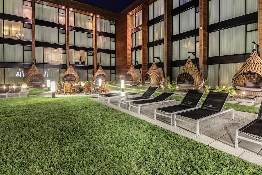 Otl Gouverneur Chicoutimi Exterior foto The hotel's courtyard