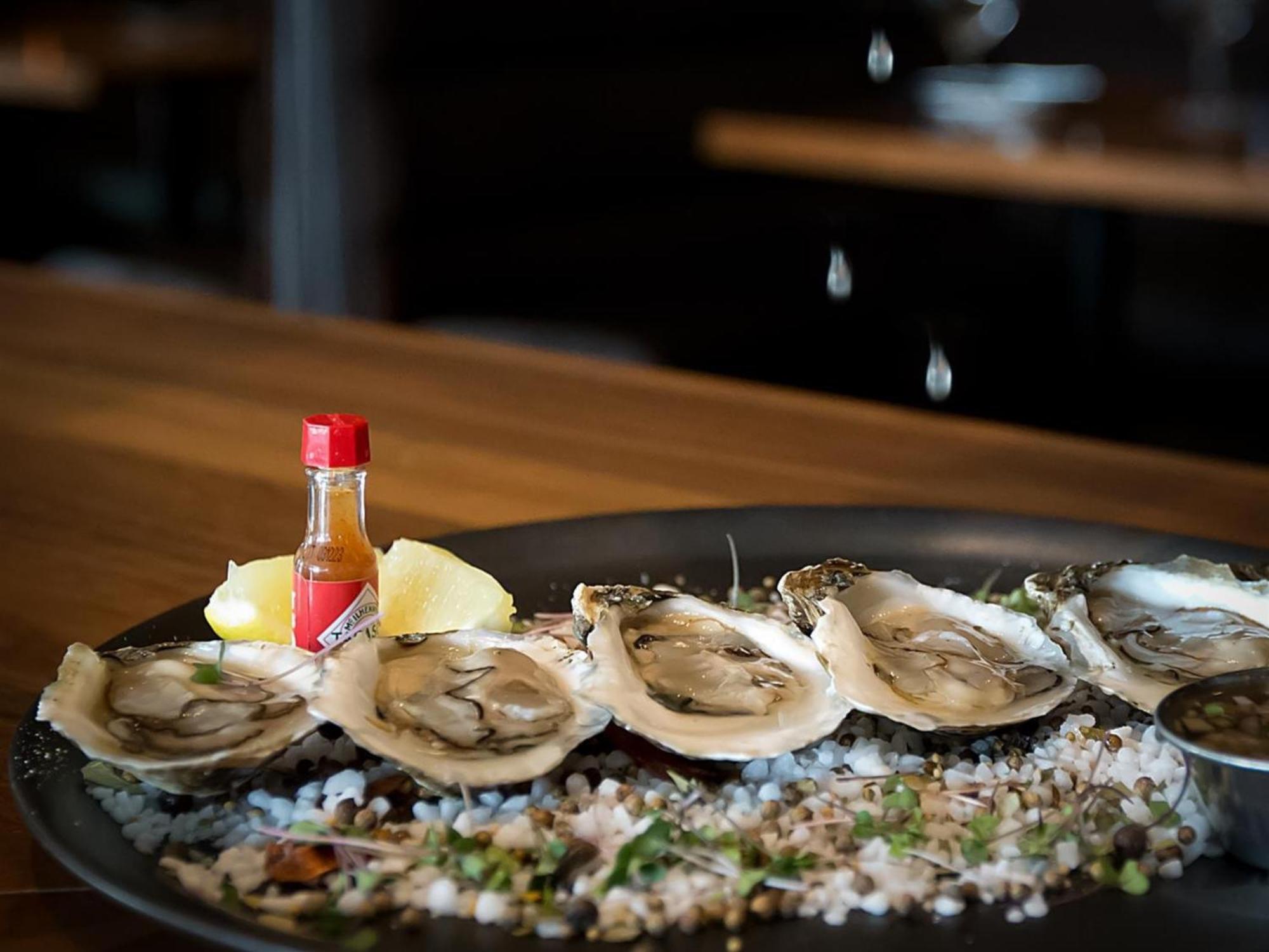 Otl Gouverneur Chicoutimi Exterior foto Oysters on the half shell