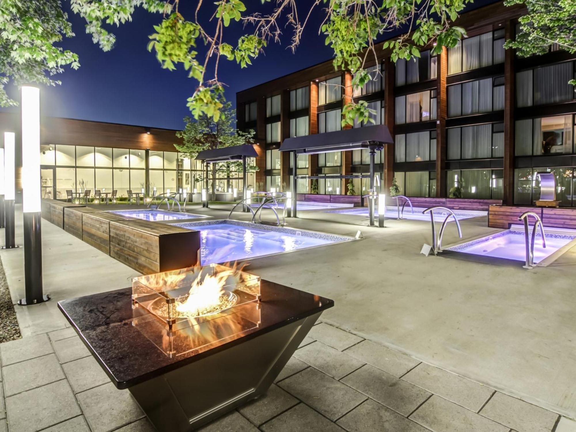 Otl Gouverneur Chicoutimi Exterior foto The outdoor spa at the Hotel