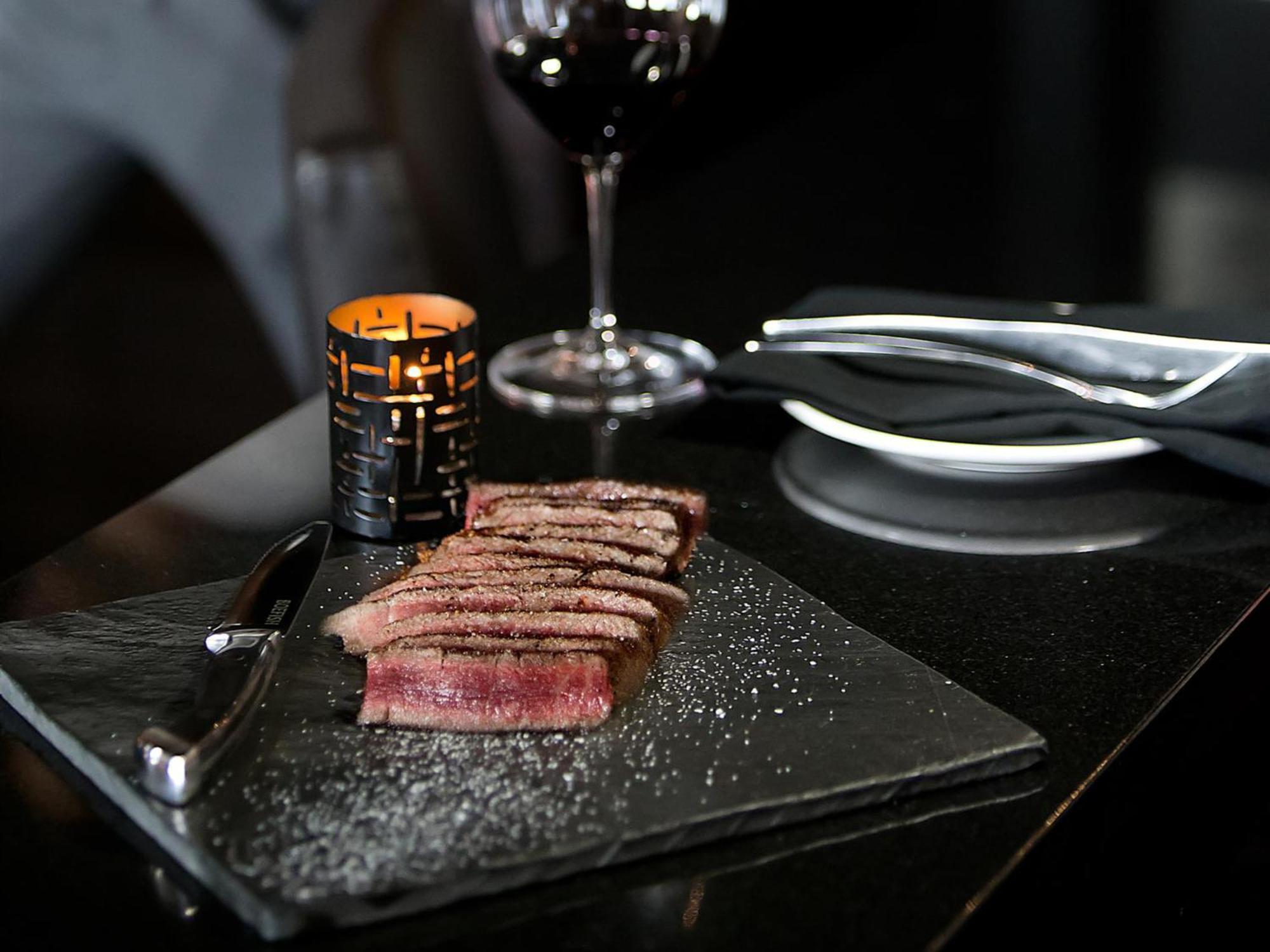 Otl Gouverneur Chicoutimi Exterior foto A steak at the restaurant