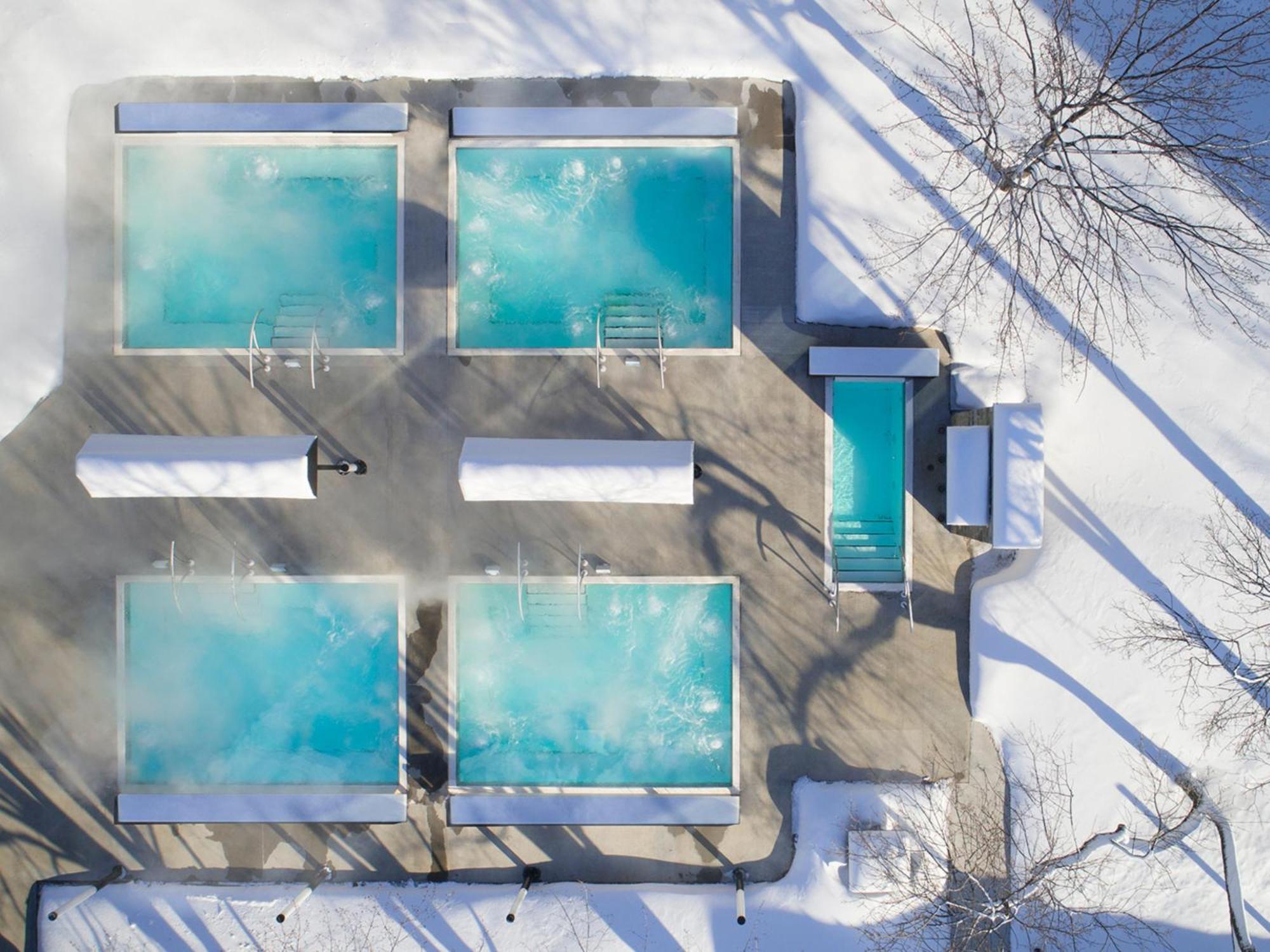 Otl Gouverneur Chicoutimi Exterior foto Aerial view of the pools