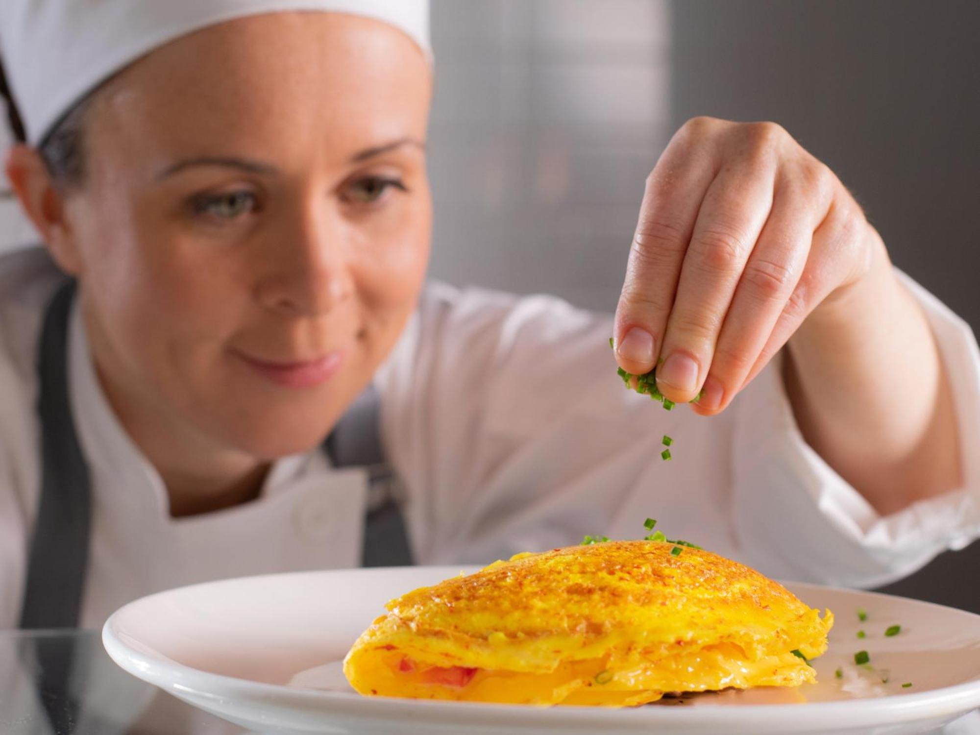 Otl Gouverneur Chicoutimi Exterior foto A chef seasoning a dish