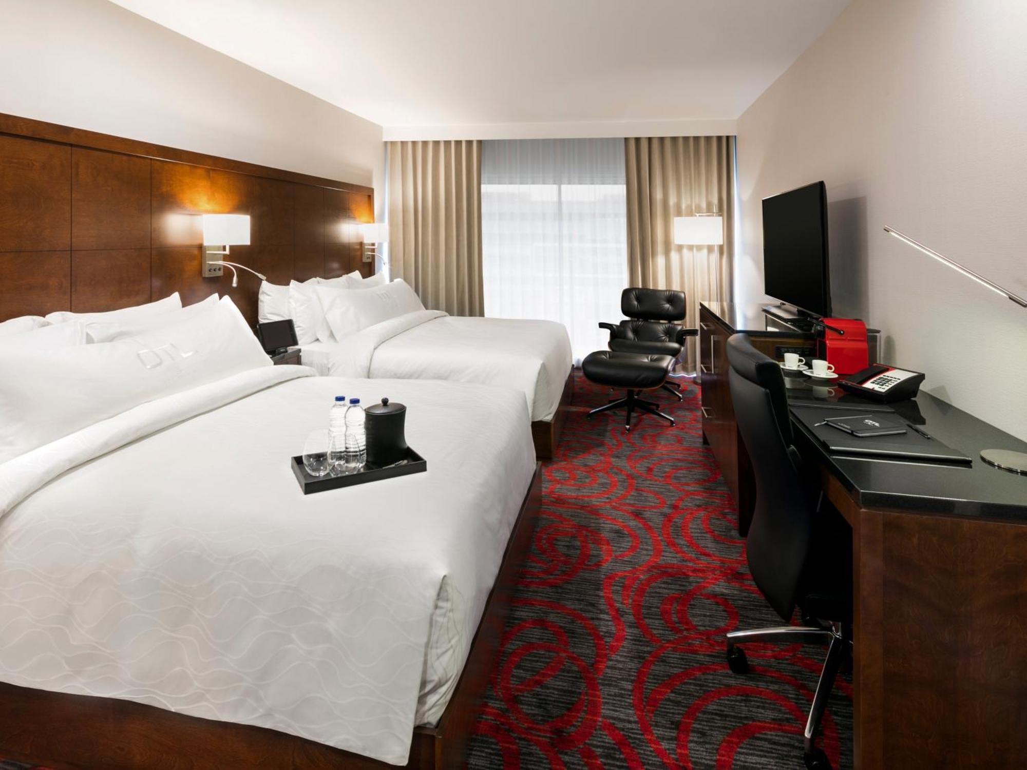 Otl Gouverneur Chicoutimi Exterior foto A typical guest room at the Renaissance