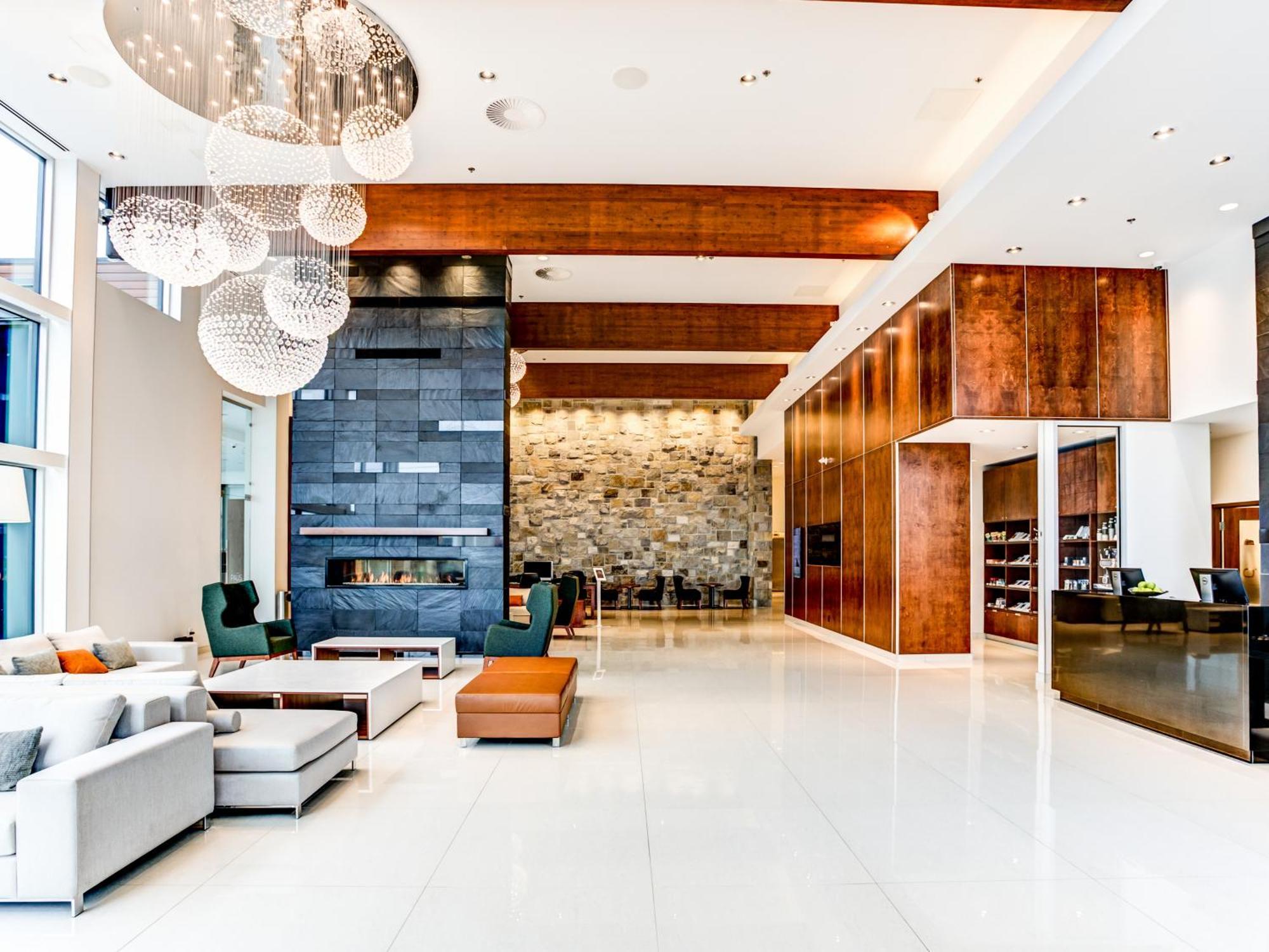 Otl Gouverneur Chicoutimi Exterior foto The lobby of the Ritz-Carlton, Downtown, Los Angeles