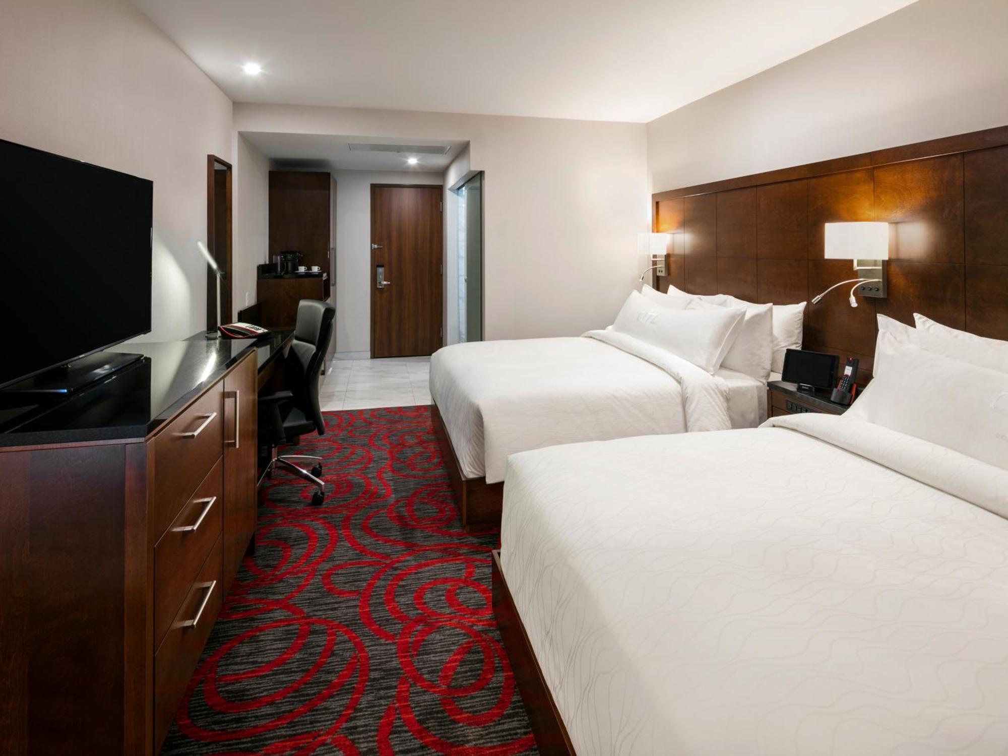 Otl Gouverneur Chicoutimi Exterior foto A guest room at the Hilton Garden Inn in San Francisco