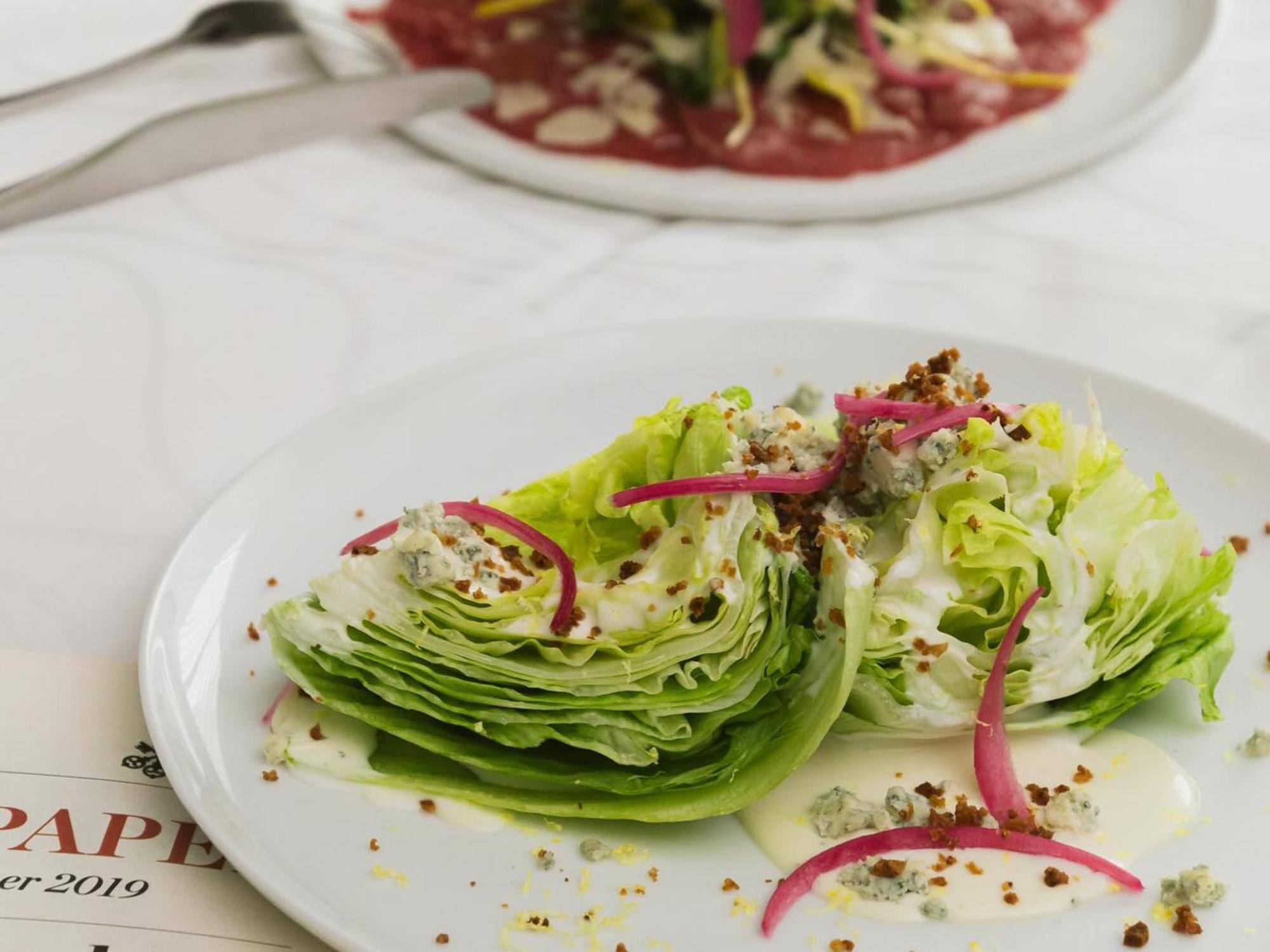 Otl Gouverneur Chicoutimi Exterior foto A wedge salad