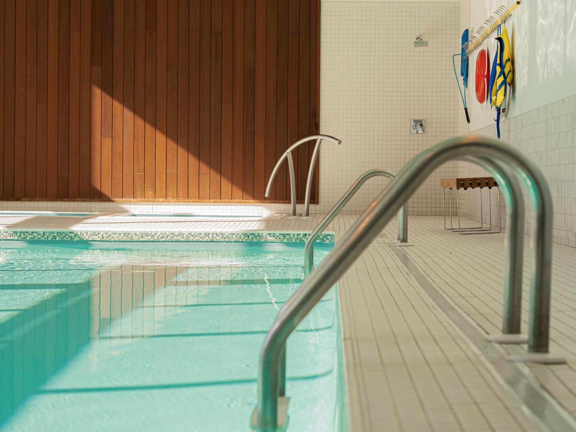Otl Gouverneur Chicoutimi Exterior foto The swimming pool at the hotel