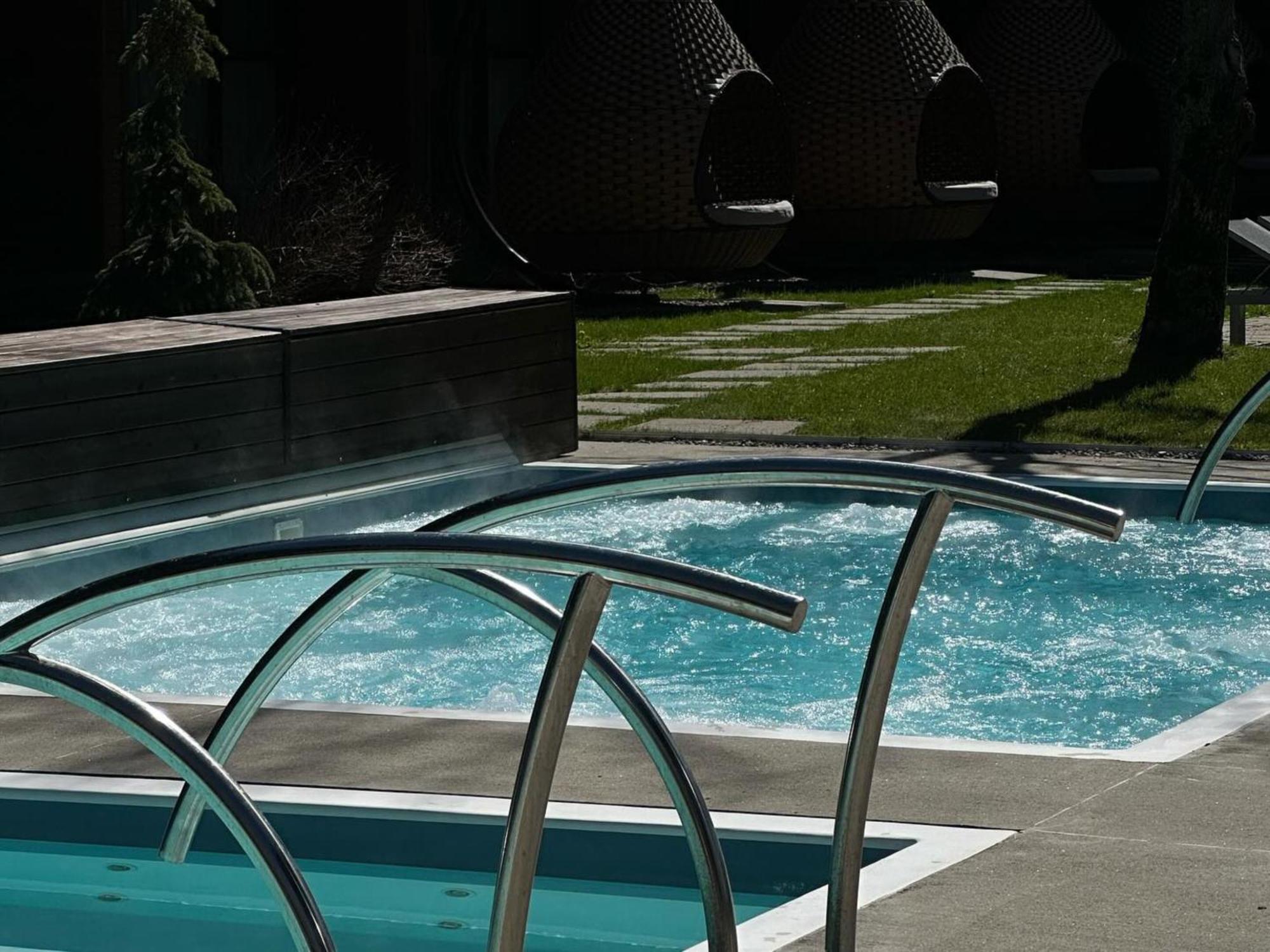 Otl Gouverneur Chicoutimi Exterior foto A pool enclosure