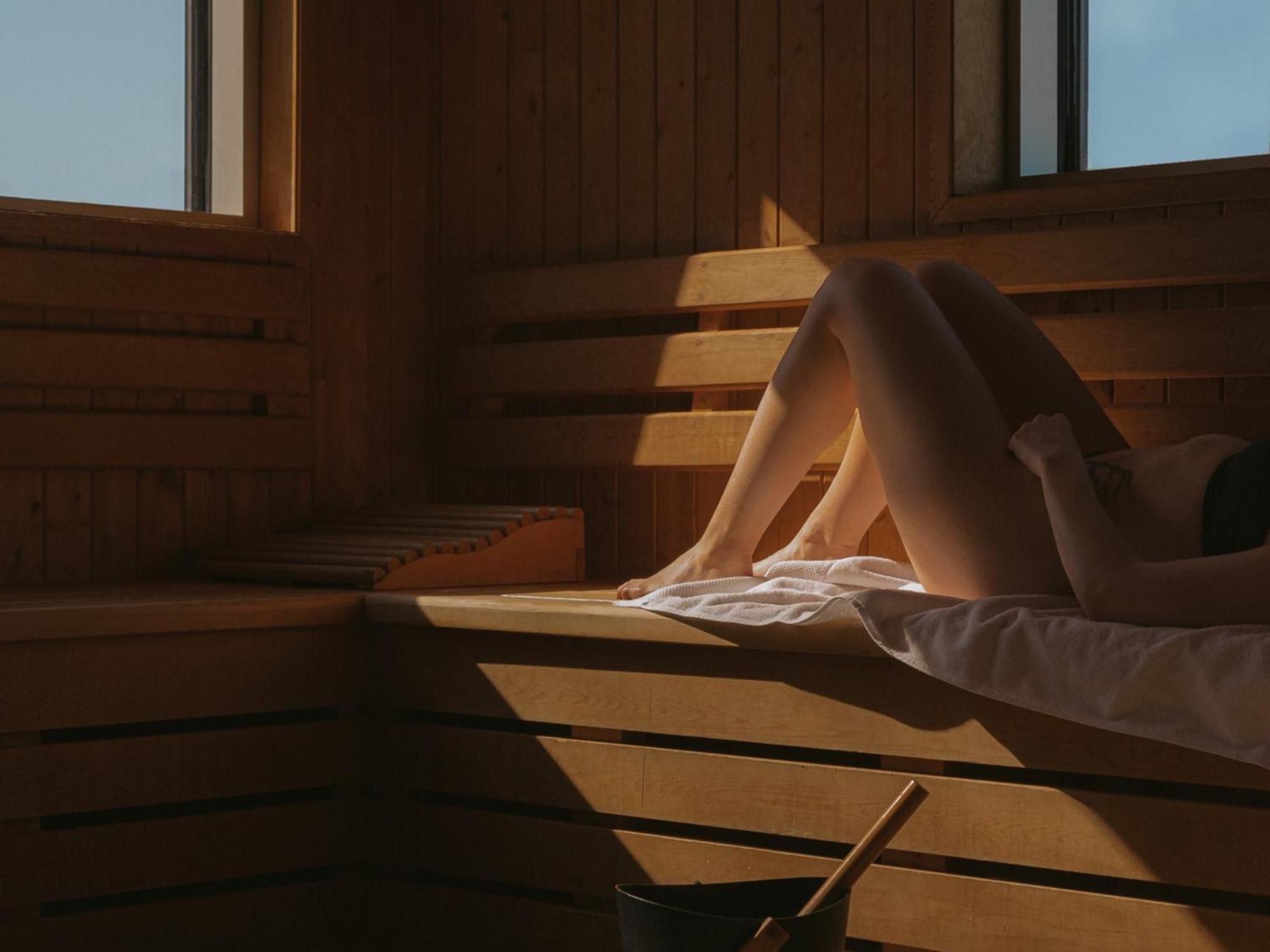 Otl Gouverneur Chicoutimi Exterior foto Sauna bathing